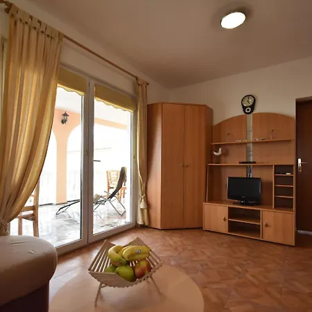 Spacious In With Garden