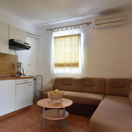 Appartement Spacious In With Garden Vodice