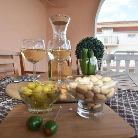 Appartement Spacious In With Garden Vodice
